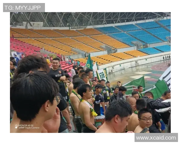 足球击球声的魅力与激情如何影响球迷心灵的共鸣与热爱